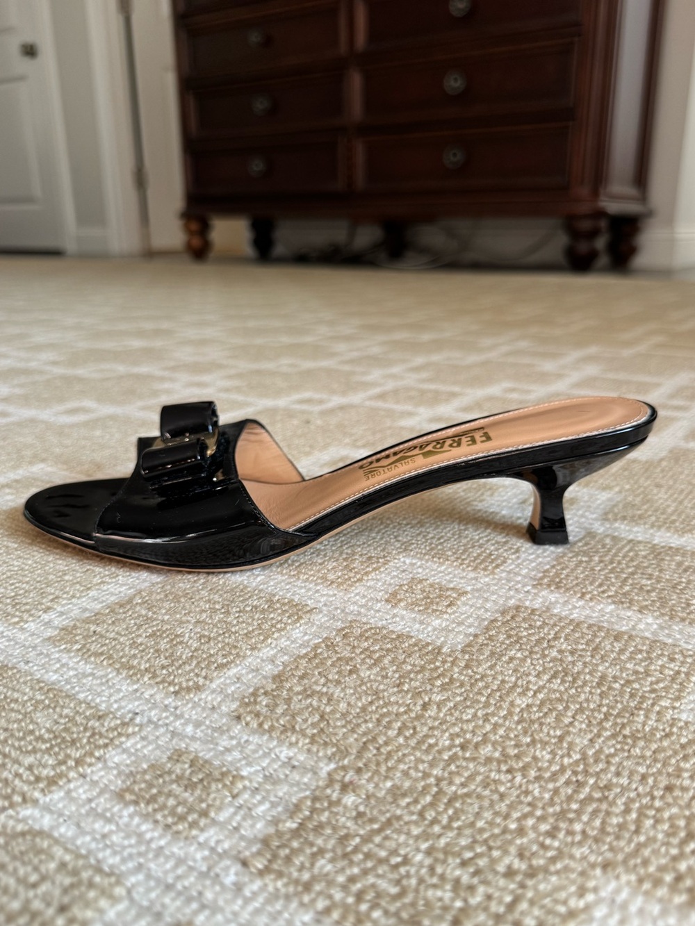 Salvatore Ferragamo Glory Vara Bow Patent Leather Kitten Heel Mules Black 9.5 - Picture 5 of 13